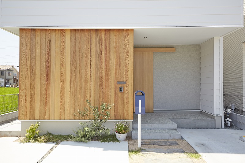 中庭のある三角屋根の家