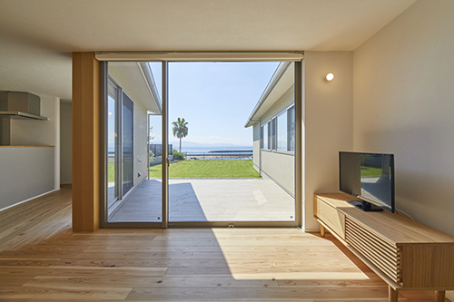 海に臨む平屋の家